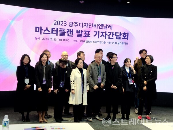 제10회 광주비엔날레가 9월 11월 일까지 광주서 열린다. 나건 총감독(홍익대 교수)와 디자인 전문 행사 기획자들이 참서한 23일 기자간담회.(사진 박정은 기자)