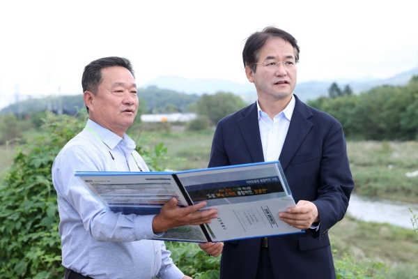 창릉천 현장 방문한 이동환 고양특례시장./사진=고양시청