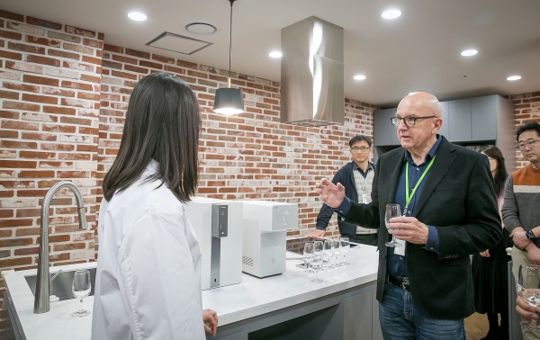 세계적 물맛 전문가 ‘마이클 마스카’ 코웨이 환경기술연구소 방문./사진=코웨이