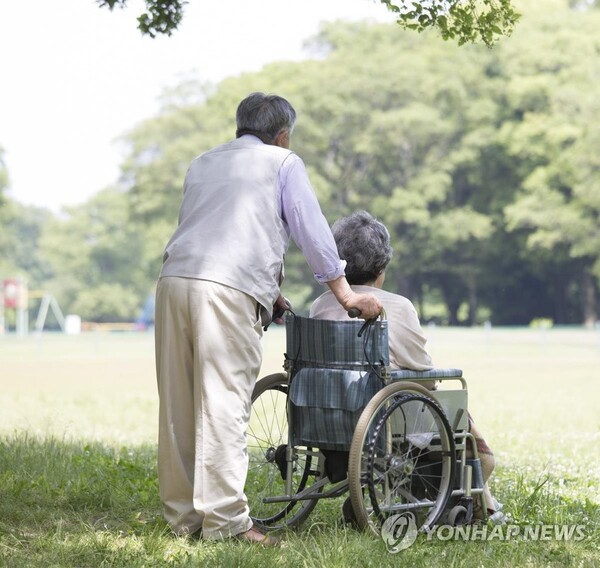 한국보건사회연구원이 지난해 3∼7월 모두 7865가구를 대상으로 실시한 제17차 한국복지패널 조사에서 '부모 부양의 책임은 자식에게 있다'는 의견에 응답자의 3.12%가 '매우 동의한다', 18.27%가 '동의한다'고 응답했다고 밝혔다.사진=연합/게티이미지