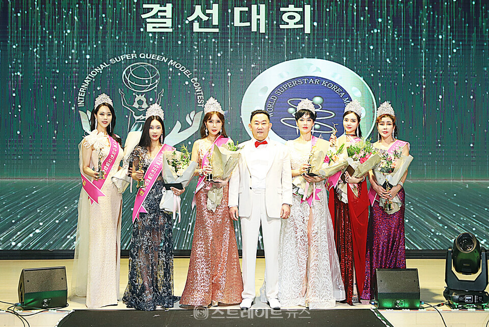 ▲‘제9회 인터내셔널 슈퍼퀸 모델 콘테스트’ 서울 본선 퀸 수상자들이 김인배 회장과 포토타임을 가졌다. (왼쪽부터) 이혜림-정지후-이현정-김인배 회장-권영애-박현정-김미숙 / 양용은 기자 taeji1368@naver.com