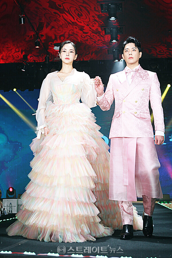 ▲‘김예진 한복 특별패션쇼’에서 (왼쪽부터) 모델 신새롬-김누리가 우아한 한복 자태를 뽐내고 있다.(제4회 월드 슈퍼퀸 한복모델대회 서울 결선) / 양용은 기자 taeji1368@naver.com