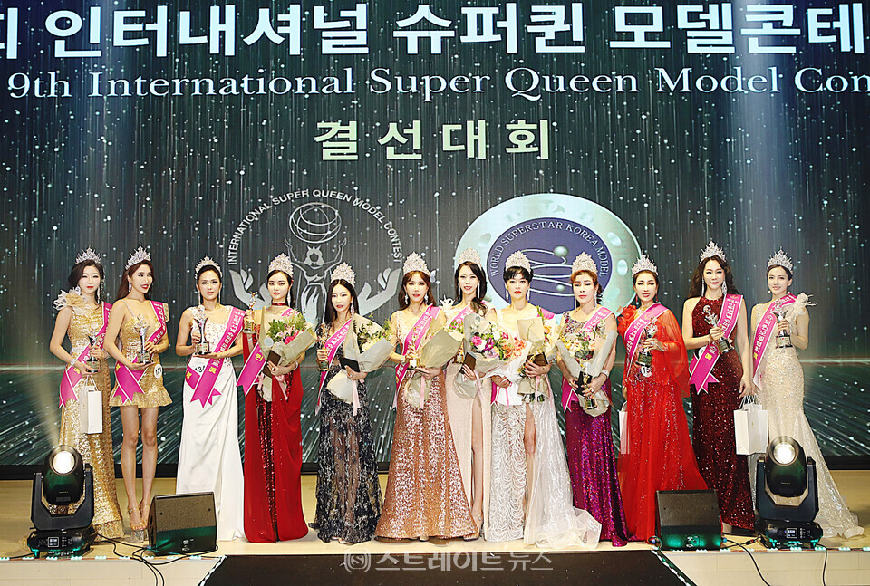 ▲‘제9회 인터내셔널 슈퍼퀸 모델 콘테스트’ 서울 본선 퀸·진(眞) 수상자 (왼쪽부터) 임다인-황유리-전희라-박현정-정지후--이현정-이혜림-권영애-김미숙-송은경-고미라-한지혜 / 양용은 기자 taeji1368@naver.com