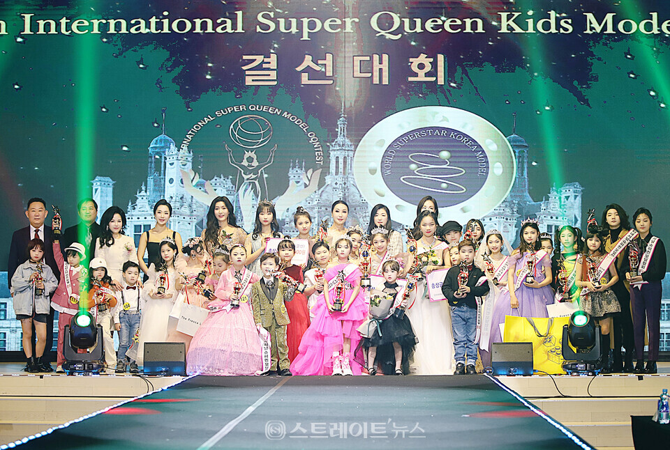 ▲‘제9회 인터내셔널 슈퍼퀸 키즈모델대회’ 서울 결선 수상자들이 김인배 회장, 손선아 공동대표, 심사위원들과 기념촬영을 하고 있다. / 양용은 기자 taeji1368@naver.com