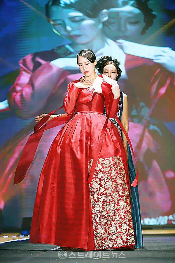 ▲‘김예진 한복 특별패션쇼’에서 모델 임지원-엄세영이 파격 퍼포먼스를 선보이고 있다.(제4회 월드 슈퍼퀸 한복모델대회 서울 결선) / 양용은 기자 taeji1368@naver.com