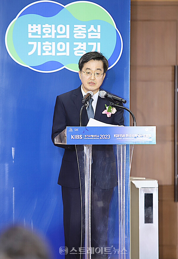 ▲김동연 경기도지사가 3일 경기도 고양시 킨텍스 제1전시장에서 열린 ‘2023 경기국제보트쇼’ 개막식에서 개회사를 하고 있다. / 양용은 기자 taeji1368@naver.com