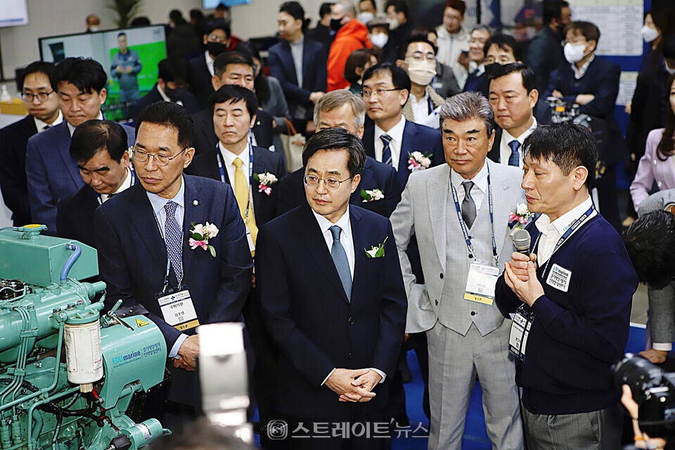 ▲3일 일산 킨텍스 제1전시장에서 김동연 경기도지사, 김주영 국회의원, 이덕화 해양수산부 홍보대사 등 주요 내빈들이 개막식 이후 진행된 전시장 VIP 투어를 하고 있다.(2023 경기국제보트쇼-한국국제낚시박람회) / 양용은 기자 taeji1368@naver.com