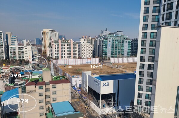 양평역 초역세권인 '영등포자이 디그니티'가 들어서는 영등포구 양평12구역 재개발 현장과 현장 내 모델하우스. 청약홈은 1순위 청약에서 198.76 대 1을 기록했다고 밝혔다. 2023년2월22일 (사진 함영원 기자)