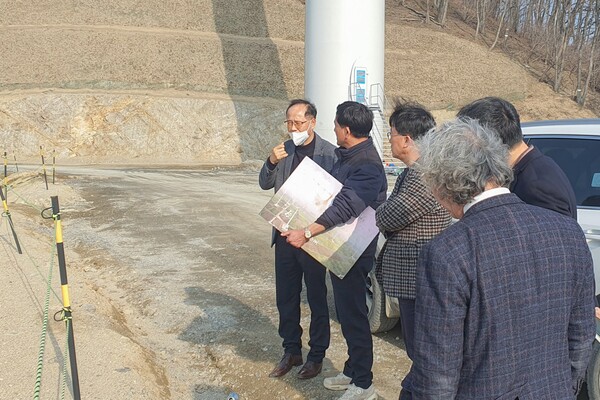 남부발전 김민수 신성장사업단장(사진 왼쪽 첫 번째)이 경북 봉화군 소재 오미산 풍력발전 현장을 방문해 현장경영에 나섰다.