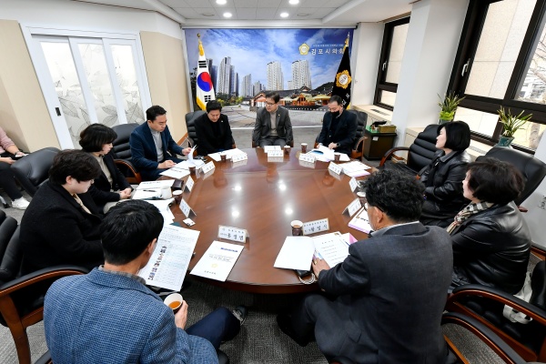 김포시의회의장 김인수의장과 오강현 부의장등 9일 접견실에서 김포시 주민자치협의회와 정담회를 열어 담소를 나누고 있다./사진=김포시의회