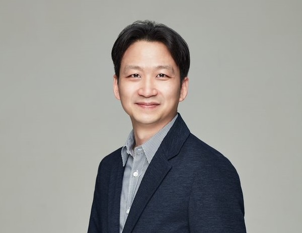 SM엔터테인먼트 인수전이 방탄소년단(BTS) 소속사 하이브와 'IT 공룡' 카카오 간 대결로 비화되고 있다. 이 가운데 SM엔터의 주요 주주 중 한 곳인 컴투스가 누구의 손을 들어줄지가 관심사로 떠올랐다. 사진은 송재준 컴투스 대표. 컴투스 제공