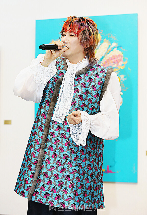 ▲가수 김장훈이 축하공연을 하고 있다.(김중식-최성희-김예진 ‘삼인방’ 전시) / 양용은 기자 taeji1368@naver.com