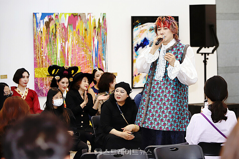 ▲가수 김장훈이 축하공연을 하고 있다.(김중식-최성희-김예진 ‘삼인방’ 전시) / 양용은 기자 taeji1368@naver.com