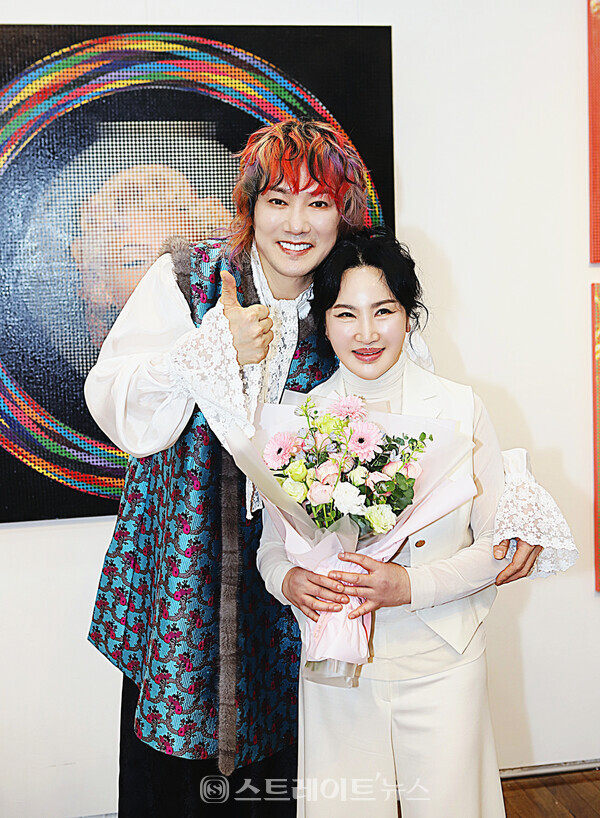 ​▲가수 김장훈과 김예진 한복 디자이너가 함께 포토타임을 가졌다.(김중식-최성희-김예진 ‘삼인방’ 콘서트) / 양용은 기자 taeji1368@naver.com