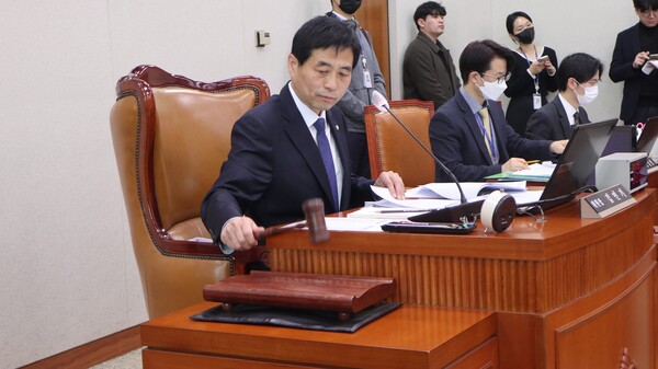 국회 국토교통위원회 전체회의를 주재하고 있는 김민기 위원장