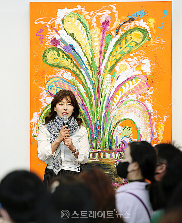 ▲최성희 화백이 인사말을 하고 있다.(김중식-최성희-김예진 문화 ‘삼인방’ 콘서트) / 양용은 기자 taeji1368@naver.com