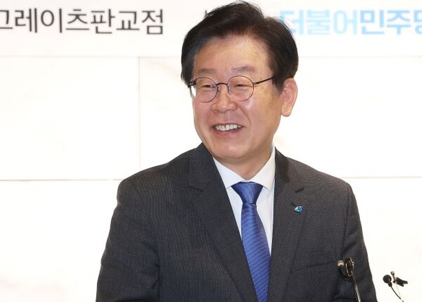 더불어민주당 이재명 대표가 14일 오전 경기도 성남시 워크앤올 그레이츠판교점에서 열린 '주69시간 장시간 노동, 크런치모드 확대 방지를 위한 IT노동자와의 간담회'에서 미소를 짓고 있다.(사진=연합뉴스)