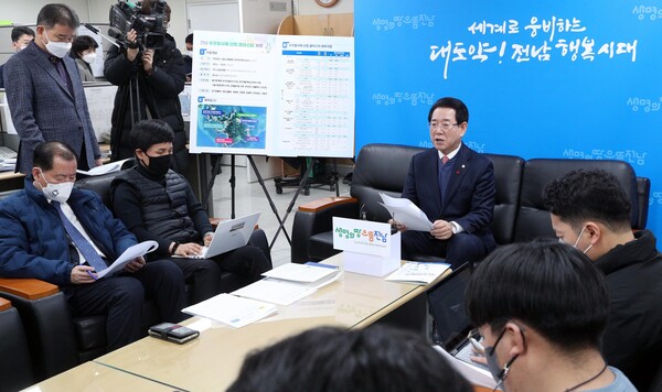 김영록 전라남도지사가 지난해 12월 22일 우주발사체 산업 클러스터 지정 브리핑을 하고 있다.(사진=전남도)