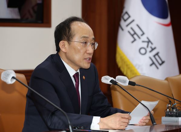 ▲추경호 경제부총리 겸 기획재정부 장관이 지난 8일 정부서울청사에서 열린 비상경제장관회의에서 "산업 현장에는 빈 일자리가 증가하는 노동시장 불균형이 지속되고 있다"며 "외국인력 활용 유연화를 병행해 일자리 매칭을 강화하겠다"고 말했다.(사진=연합뉴스)