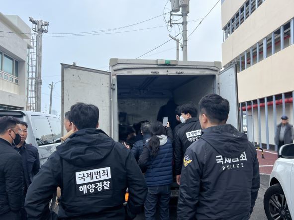 ▲제주해양경찰서는 지난달 24일 오전 제주항 어선안전조업국 앞 부두에서 어선을 이용해 도외 이탈을 시도한 태국인 불법체류자 11명(남 5, 여 6)을 제주출입국외국인청과 합동으로 검거했다.(사진=제주해양경찰서)