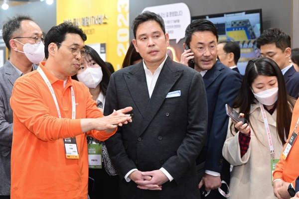 정용진 신세계 부회장이 지난 8일 오전 서울 서초구 aT센터에서 열린 딜리셔스 페스티벌에서 관계자로부터 편의점 서비스 이용 설명을 듣고 있다. 연합뉴스