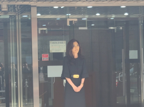 이부진 사장이 주총장 입장 전 기자들을 향해 인사하고 있다. [신용수 기자]