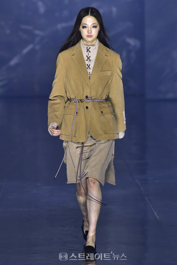 ▲지난 15일 ‘2023 F/W 서울패션위크’ 시작을 알리는 얼킨(ul:kin)의 오프닝 패션쇼에서 모델이 런웨이를 걷고 있다. / 사진=얼킨, 나비컴