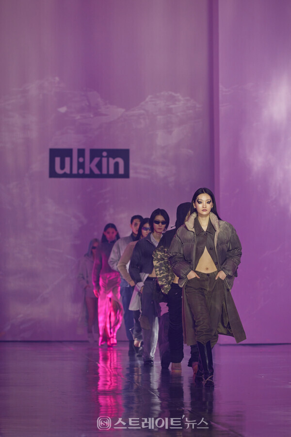 ▲지난 15일 ‘2023 F/W 서울패션위크’ 시작을 알리는 얼킨(ul:kin)의 오프닝 패션쇼에서 모델들이 피날레를 장식하고 있다. / 사진=얼킨, 나비컴