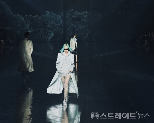 ▲지난 15일 ‘2023 F/W 서울패션위크’ 시작을 알리는 얼킨(ul:kin)의 오프닝 패션쇼에서 모델이 런웨이를 걷고 있다. / 사진=얼킨, 나비컴