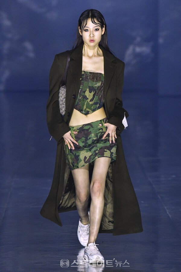 ▲지난 15일 ‘2023 F/W 서울패션위크’ 시작을 알리는 얼킨(ul:kin)의 오프닝 패션쇼에서 모델이 런웨이를 걷고 있다. / 사진=얼킨, 나비컴