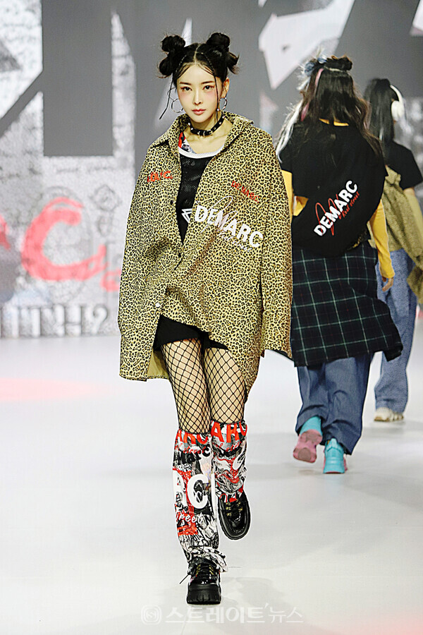 ▲지난 16일 오후 서울 중구 DDP패션몰에서 열린 2023 SS/FW 하이서울패션쇼 ‘드마크(De Marc.)’ 패션쇼에서 모델 신새롬이 런웨이를 걷고 있다. / 양용은 기자 taeji1368@naver.com