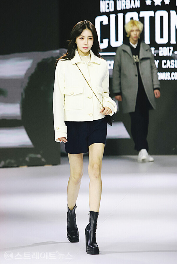▲지난 17일 오후 서울 중구 DDP패션몰에서 열린 2023 SS/FW 하이서울패션쇼 ‘커스텀어스(CUSTOMUS)’ 패션쇼에서 모델 신새롬이 런웨이를 걷고 있다. / 양용은 기자 taeji1368@naver.com