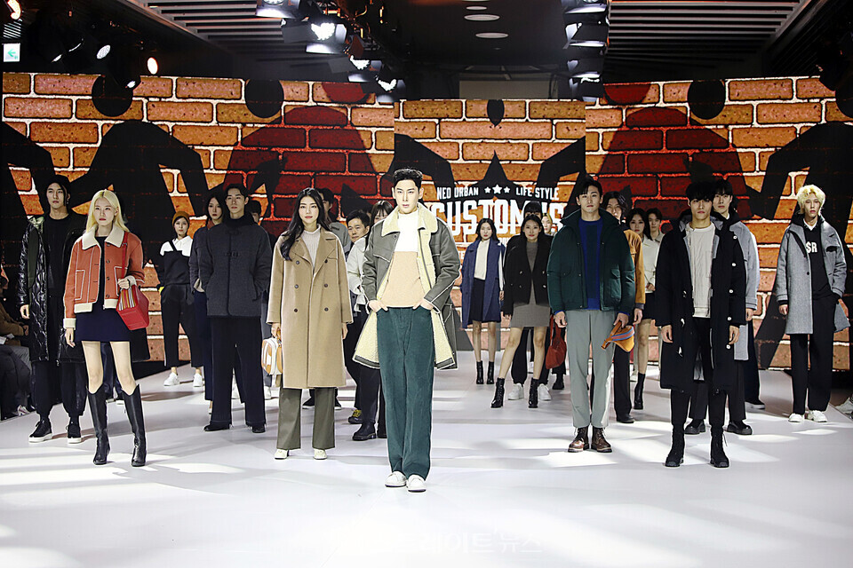 ▲지난 17일 오후 서울 중구 DDP패션몰에서 열린 2023 SS/FW 하이서울패션쇼 커스텀어스(CUSTOMUS)’ 패션쇼에서 모델들이 피날레를 장식하고 있다. / 양용은 기자 taeji1368@naver.com