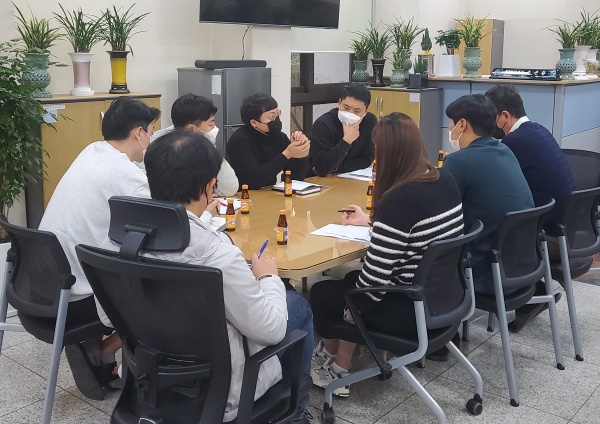 김포시청 종합허가과 관계자들이 종합허가행정 관련 회의를 하는 모습이다./사진=김포시청