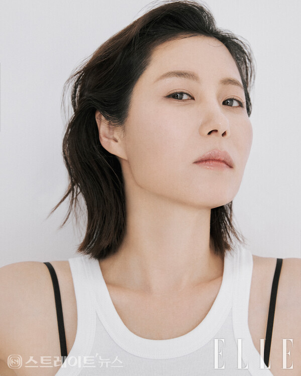 ▲배우 문소리, ‘엘르’ 4월호 화보 공개 / 사진=엘르 코리아