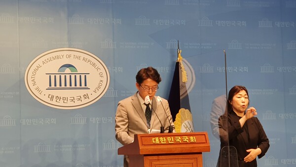 국회사무처 정환철 공보기획관은 27일 오전 11시에 3월 제5주차 국회소통관 정례브리핑을 통해 상임위 일정 등을 발표하고 있다(사진=이제항 선임기자)