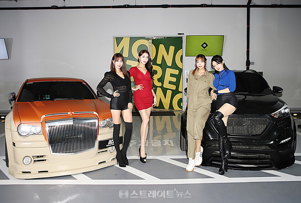 ▲지난 26일 열린 ‘퍼니지 포토데이’ 행사에서 (왼쪽부터) 레이싱모델 서윤아-민채윤-강이나-차혜리가 포토타임을 가졌다. / 양용은 기자 taeji1368@naver.com