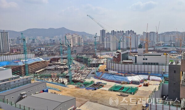 HDC현대산업개발과 GS건설이 공동 시공하는 이문3-1구역 재개발 현장. 이문 3-1구역 조합 측은 발코니 확장공사는 휘경3구역과 달리 시공사에게 모두 맡겼다고 밝혔다. (사진 : 이준혁 기자)