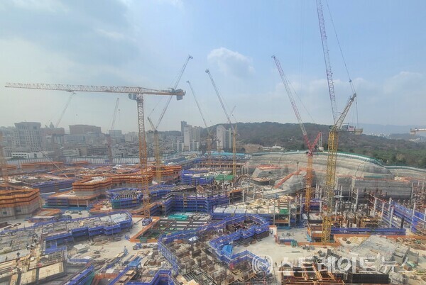 삼성물산이 건설하는 동대문구 이문1구역 재개발 건설현장 (사진 : 이준혁 기자). 이문1구역 재개발 조합 측은 선시공을 감안해 발코니 확장을 의무화했으나, 확장공사는 휘경3구역과 달리 삼성물산에게 맡겼다고 밝혔다.