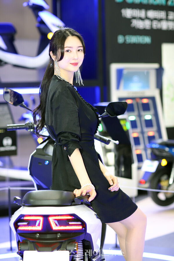 ▲지난 3월 31일 ‘2023 서울모빌리티쇼’ 개막식에서 DNA모터스 부스 모델 하수영이 포즈를 취하고 있다. / 양용은 기자 taeji1368@naver.com 