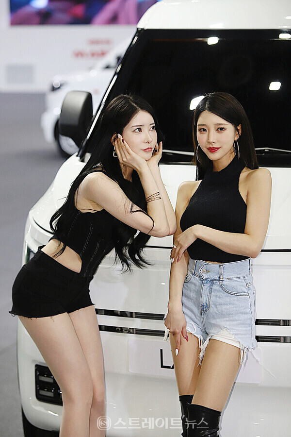▲지난 1일 경기도 고양시 킨텍스에서 열리고 있는 ‘2023 서울모빌리티쇼’ MASTA 부스에서 (왼쪽부터) 레이싱모델 김라영-이시아가 포즈를 취하고 있다. / 양용은 기자 taeji1368@naver.com