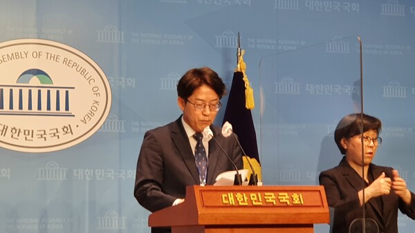 국회사무처 정환철 공보기획관은 4월 3일 오전 11시에 4월 제1주차 국회소통관 정례브리핑을 통해 상임위 일정 등을 발표하고 있다(사진=이제항 선임기자)