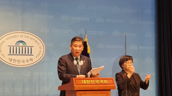 국민의힘 최승재 의원이 3일 오전 국회소통관에서 기자회견을 열고 있다(사진=이제항 선임기자)