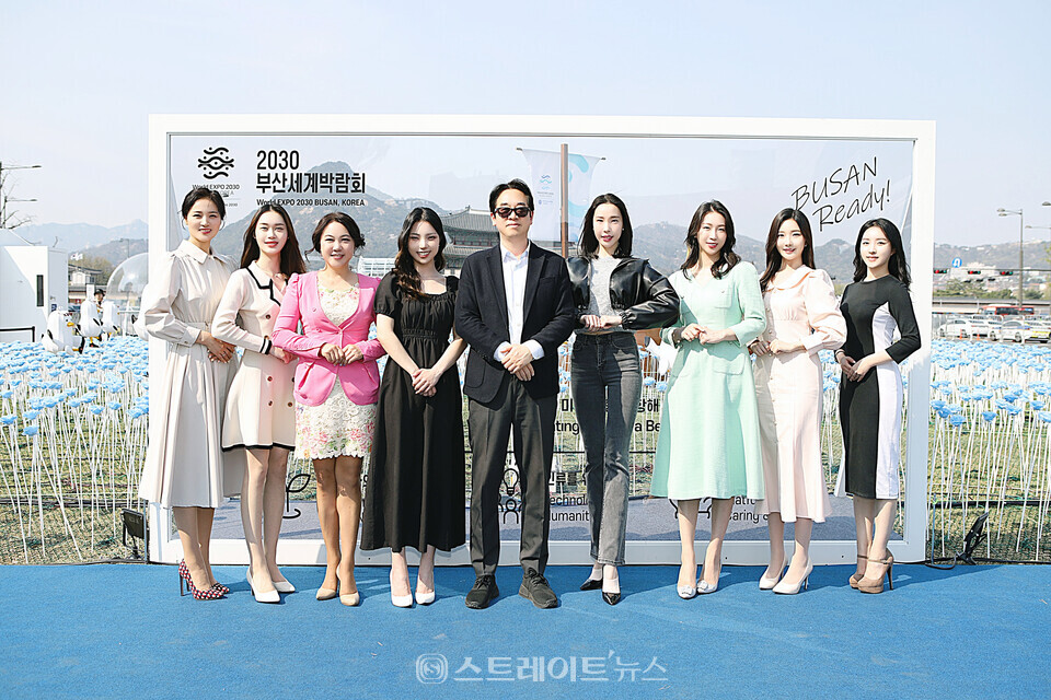 ▲(왼쪽부터) 한빛단 김소현-박진영-주은숙-김소현-김두천 단장-김민경 회장-김희진-이소연-하승아가 단체 포토타임을 가졌다.(2030 부산세계박람회 유치 기원 행사 ‘광화에서 빛 나이다’) / 양용은 기자 taeji1368@naver.com