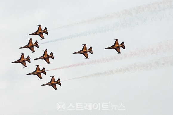 ▲공군 특수비행팀 블랙이글스가 ‘제17회 영등포 여의도 봄꽃축제’ 전면 개최를 축하하기 위해 여의도 상공에서 약 5분간 환상적인 곡예비행을 선보였다. / 양용은 기자 taeji1368@naver.com