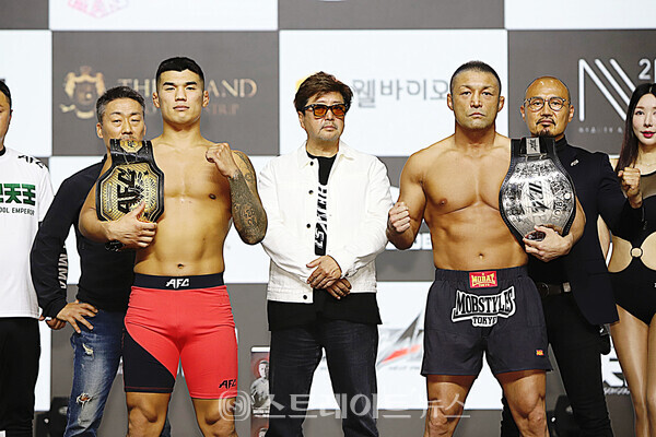 ▲계체를 마친 고석현(TSG/하바스MMA)과 사쿠라이 류타(IRONMAN)가 HEAT 시무라 타미오 대표, AFC 박호준 대표를 비롯해 대회 관계자들과 포토타임을 가졌다.(AFC 24 x HEAT 51 계체량 이벤트) / 양용은 기자 taeji1368@naver.com