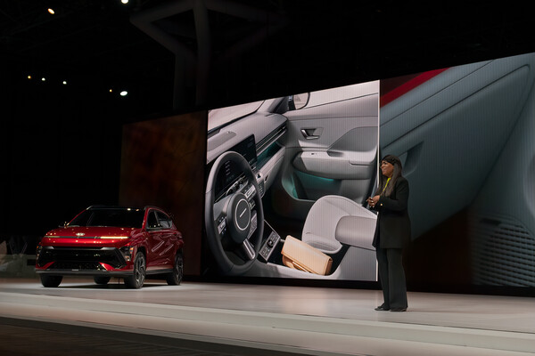 올라비시 보일 현대자동차 미국판매법인 제품 기획 및 모빌리티 전략 담당 상무가 뉴욕 오토쇼에서 '디 올 뉴 코나'를 설명하고 있다. 현대자동차 제공