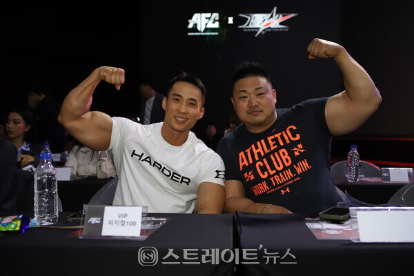 ▲넷플릭스 예능 '피지컬 100'의 출연자 (왼쪽부터) 설기관-조진형이 코메인 이벤트에 출전하는 김상욱을 응원하기 위해 대회장을 찾았다.(AFC 24 x HEAT 51) / 양용은 기자 taeji1368@naver.com