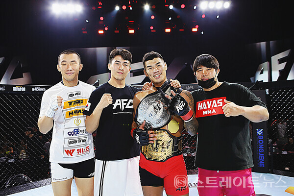 ▲‘AFC 24 x HEAT 51’ 한일전 미들급 통합타이틀전에서 고석현이 사쿠라이 류타에게 TKO승을 거두고 팀동료들과 기념 포토타임을 가졌다. / 양용은 기자 taeji1368@naver.com