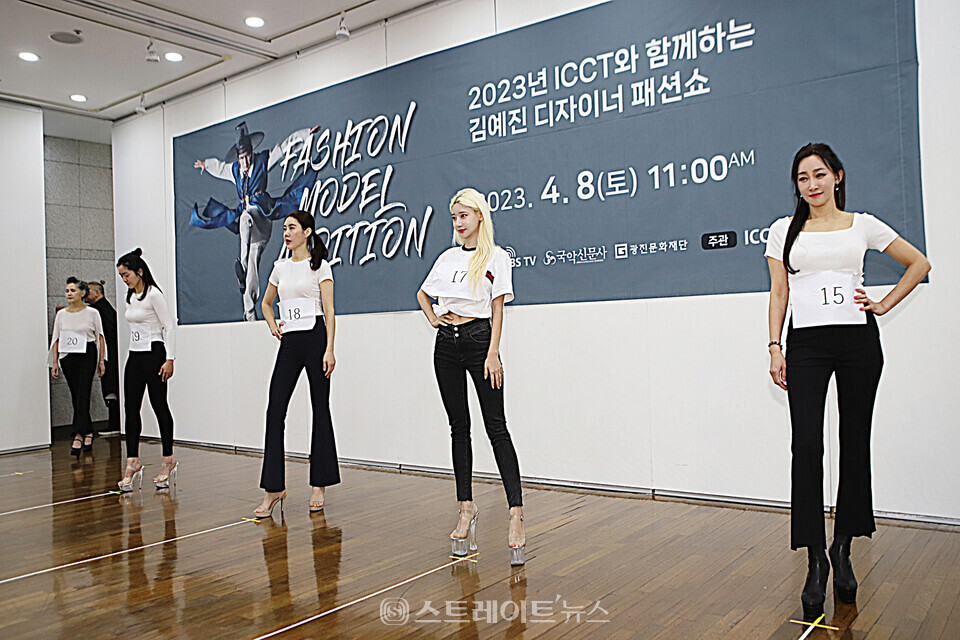 ▲2023 김예진 한복 패션 모델 오디션에서 지원자들이 입장해 포즈를 취하고 있다. / 양용은 기자 taeji1368@naver.com